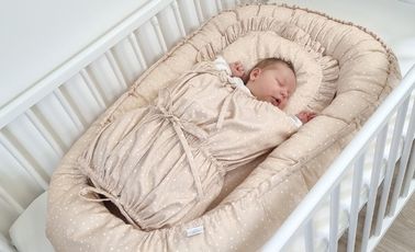 Ako ukladať novorodenca do postieľky?