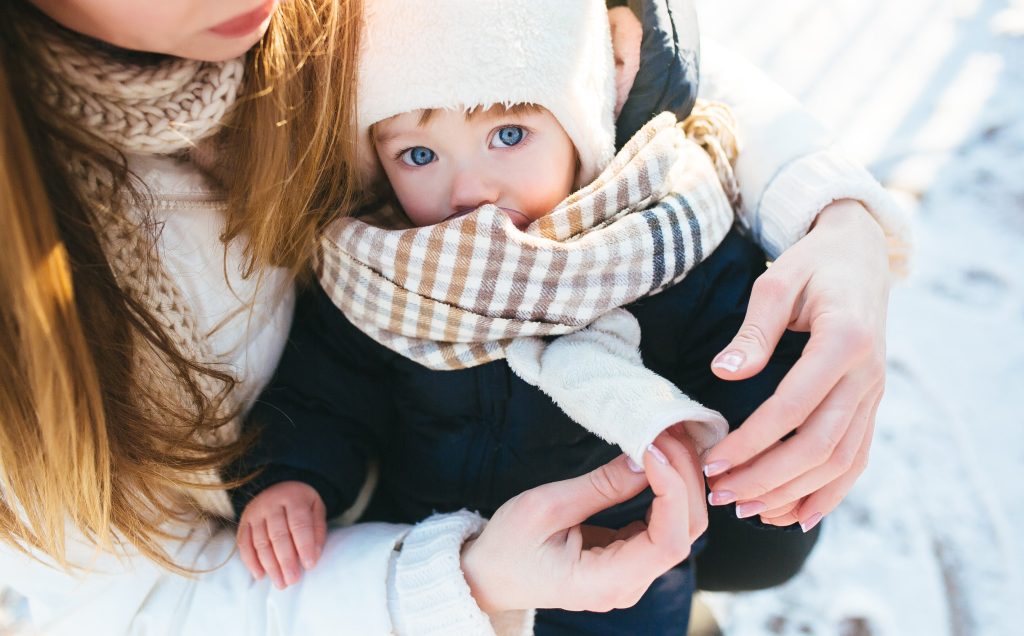 Rukavičky a čiapočka sú dobrým spôsobom, ako teplo obliecť bábätko v zime.